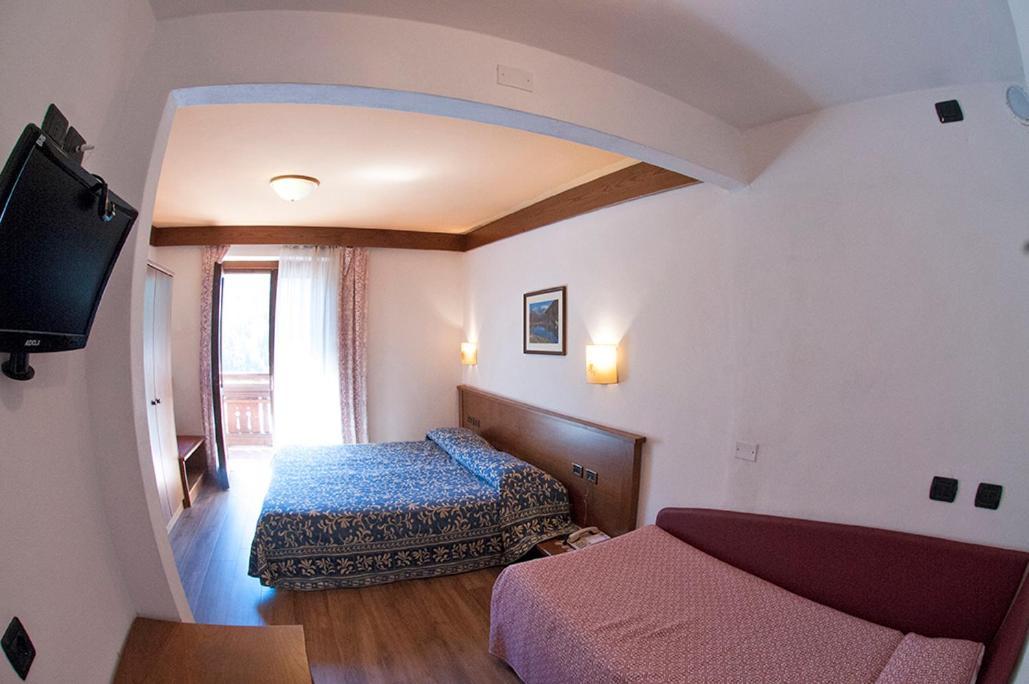 Breguzzo Hotel Carlone מראה חיצוני תמונה