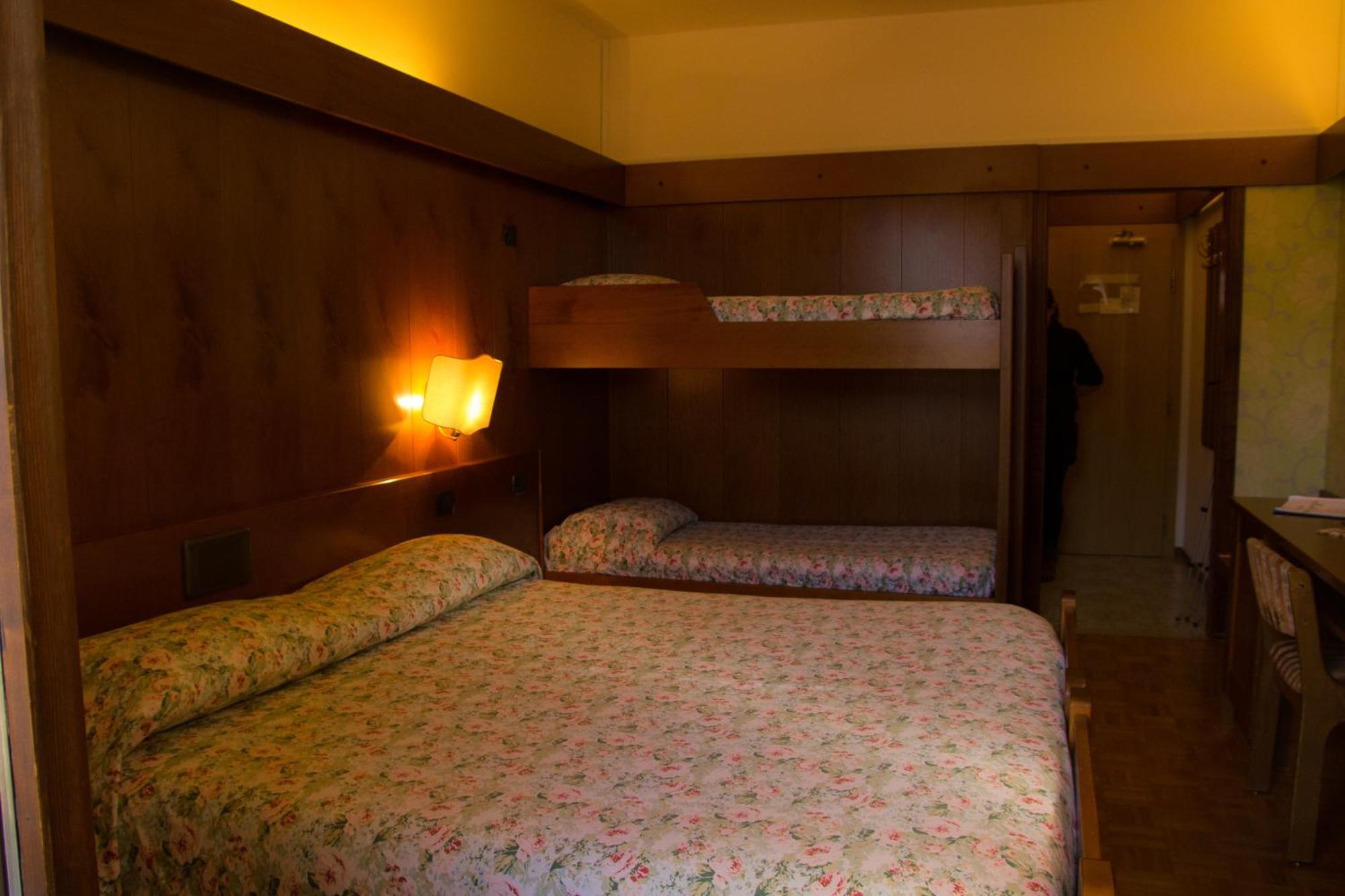 Breguzzo Hotel Carlone חדר תמונה