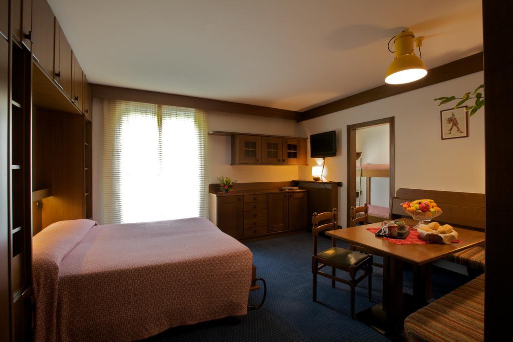 Breguzzo Hotel Carlone מראה חיצוני תמונה