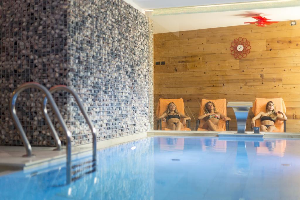 Breguzzo Hotel Carlone מראה חיצוני תמונה